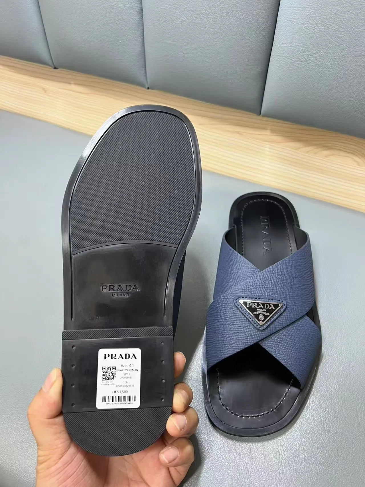 340💰PRADA Prada’s latest slippers are synchronized with the official website. This slipper is made of the brand’s unique and iconic Saffiano leather. The brand logo jumps out from the double straps, and the brand style is clearly visible. Cowhide gives men elegant charm and functional design, making it an ideal choice for vacation and leisure. Size:38-45